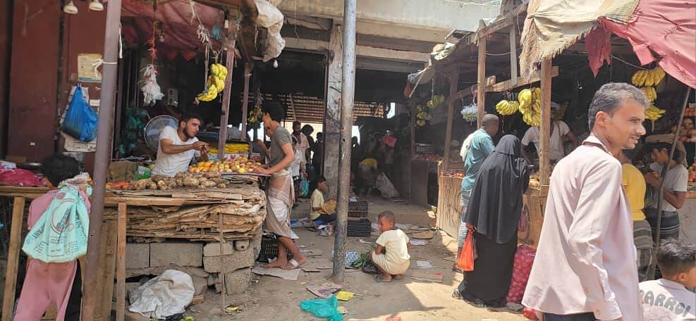 بائعو الخضر والفواكهة في مدينة العند يختارون رفع اسعارها ثلاثة اضعاف سعرها