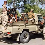 المحرّمي يوجه بتسيير حملة أمنية لتأمين ساحل أحور في أبين ومكافحة التهريب والجبايات.