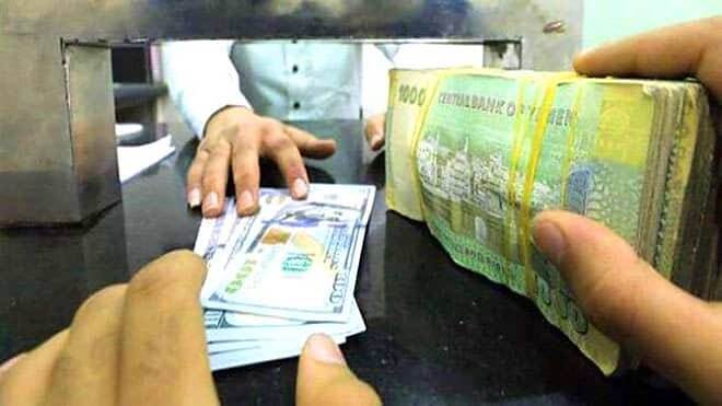 انهيار العملة في مناطق سيطرة المجلس الرئاسي مع غياب الحلول يؤدي إلى ارتفاع الاسعار