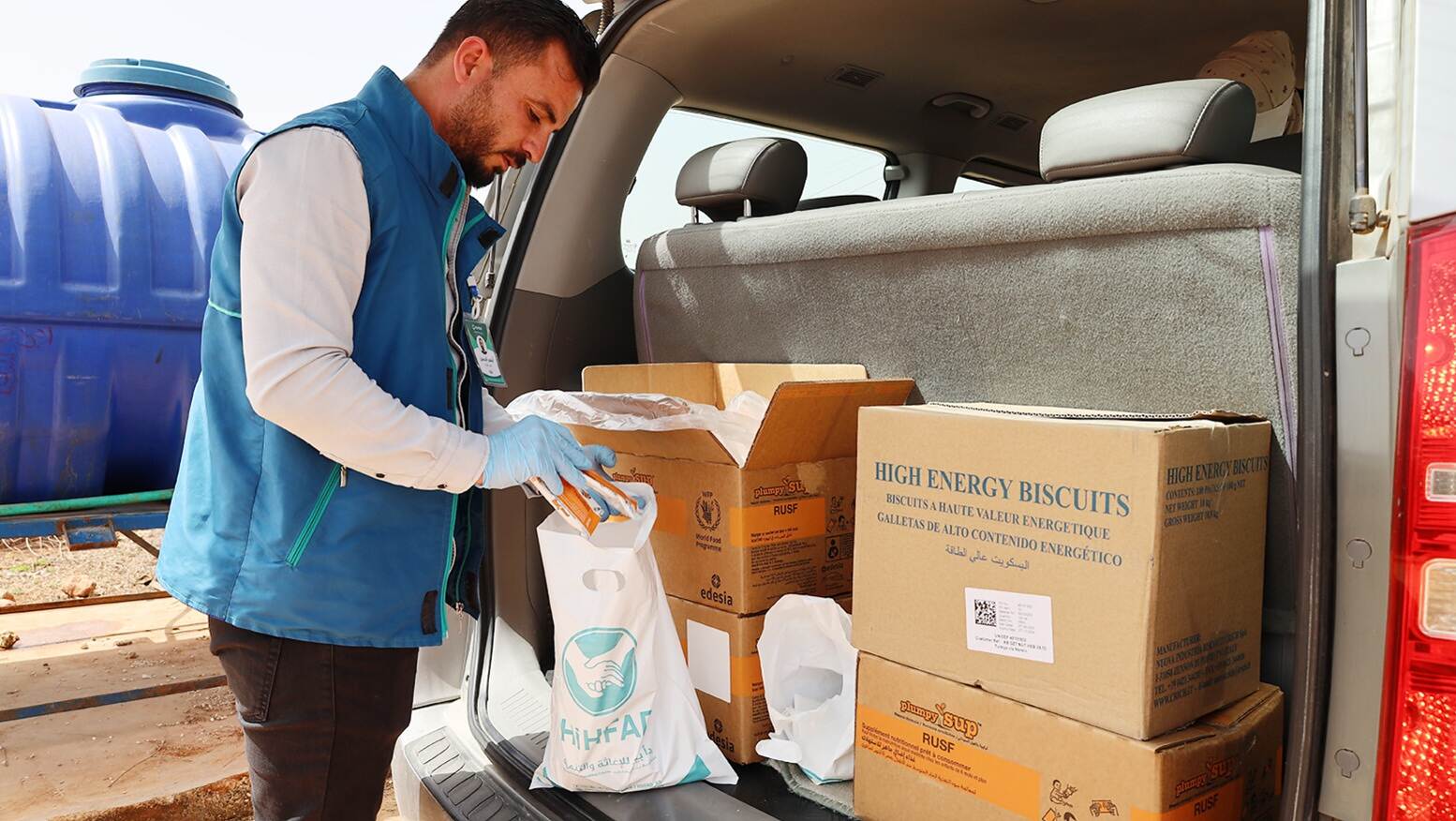 بيع الأغذية المخصصة للإطفال المصابون بسوأ التغذية  في محافظة لحج وهي عبارة عن أكياس وحرمان الأطفال منها