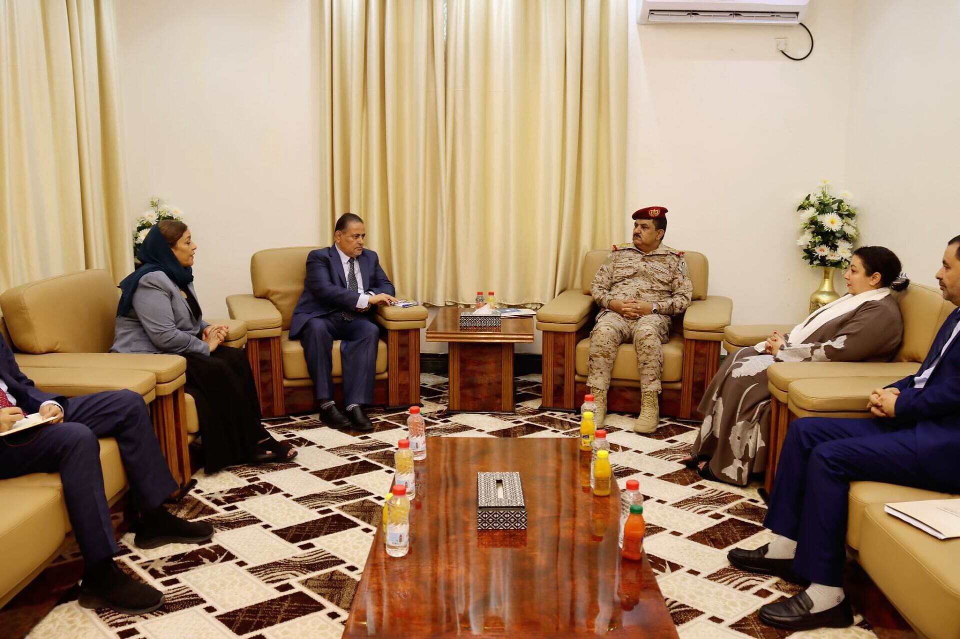 وزير الدفاع يناقش مع هيئة التشاور والمصلحة في عدن آلية التنسيق مع وزارة الدفاع بما يخدم عمل الهيئة .