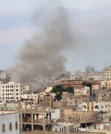 انفجار مخزن أسلحة داخل مدينة تعز وحالة هلع بين السكان بالقرب من منطقة الإنفجار