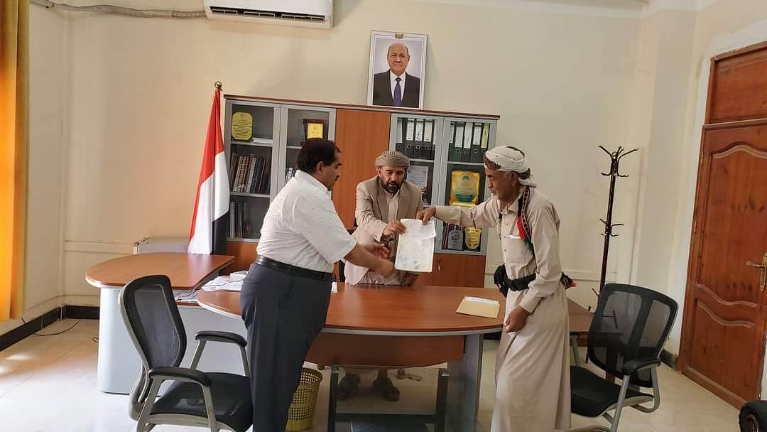 مكتب الصحة في مأرب يحصل على أرضيه من رجل الأعمال الخراز  لبناء مشروع صحي