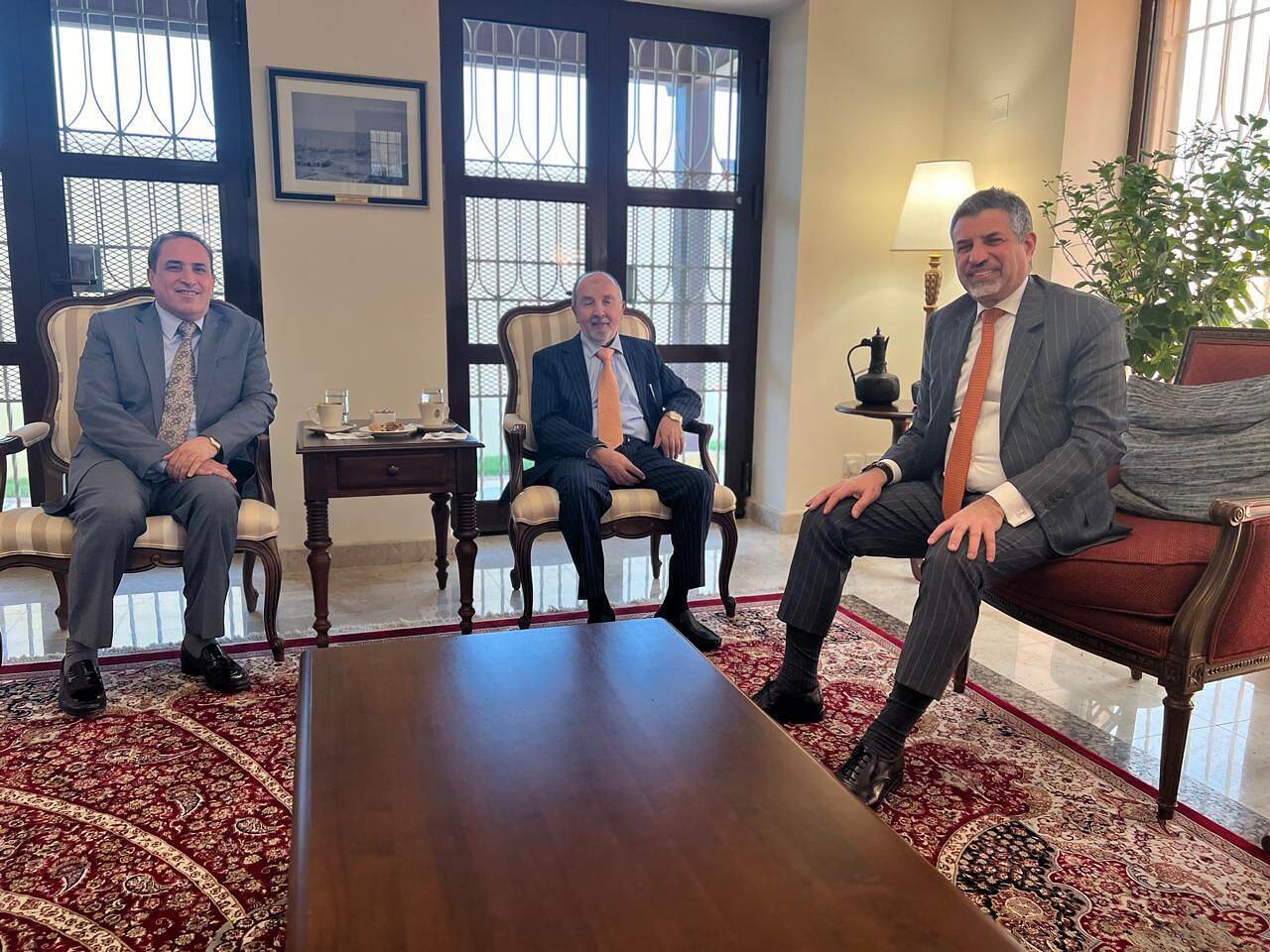 لقاء يجمع السفير الأمريكي برئيس الهيئة العليا لحزب الاصلاح لمناقشة الحلول وانهاء الحرب