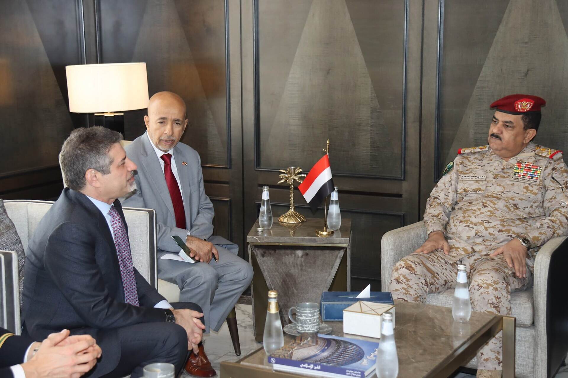 مناقشة مستجدات الوضع اليمني السياسي والعسكري