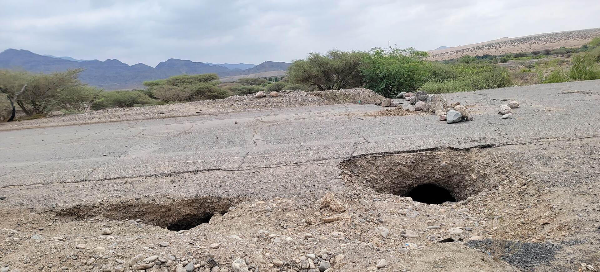 التفاف السيارات بجانب الخط بعيدا عن الخط بعد انخفاض الشارع وتدهوره