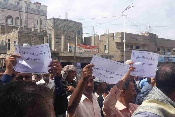 المعلمون يطالبون الحوثيين بصرف مرتباتهم المنقطعة منذ عشر سنوات