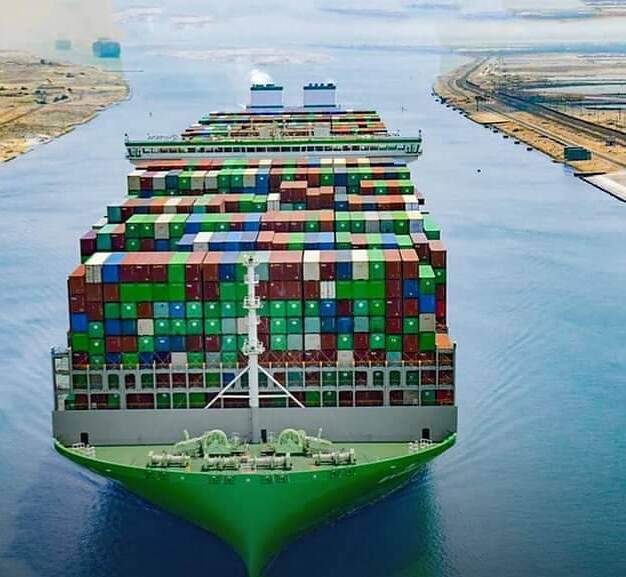 شركتا ميرسك وهاباغ لويد للشحن توقف مرور سفنهما في البحر الأحمر وتختاران رأس الرجاء الصالح بسبب المخاوف الأمنية