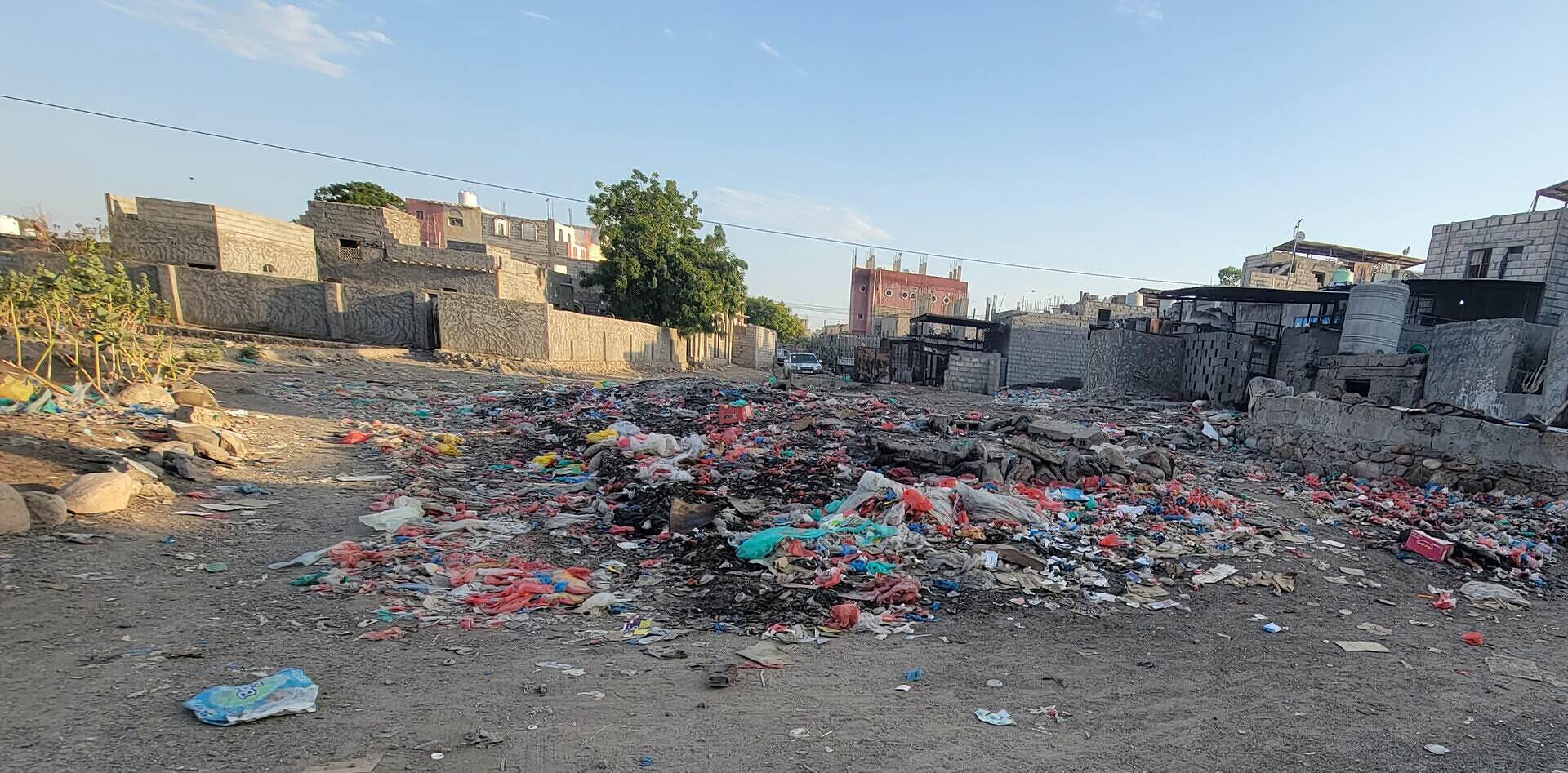 رمي المخلفات في مكبات داخل الاحياء في مدينة العند يتسبب بإنتشار الأمراض والأوبئة