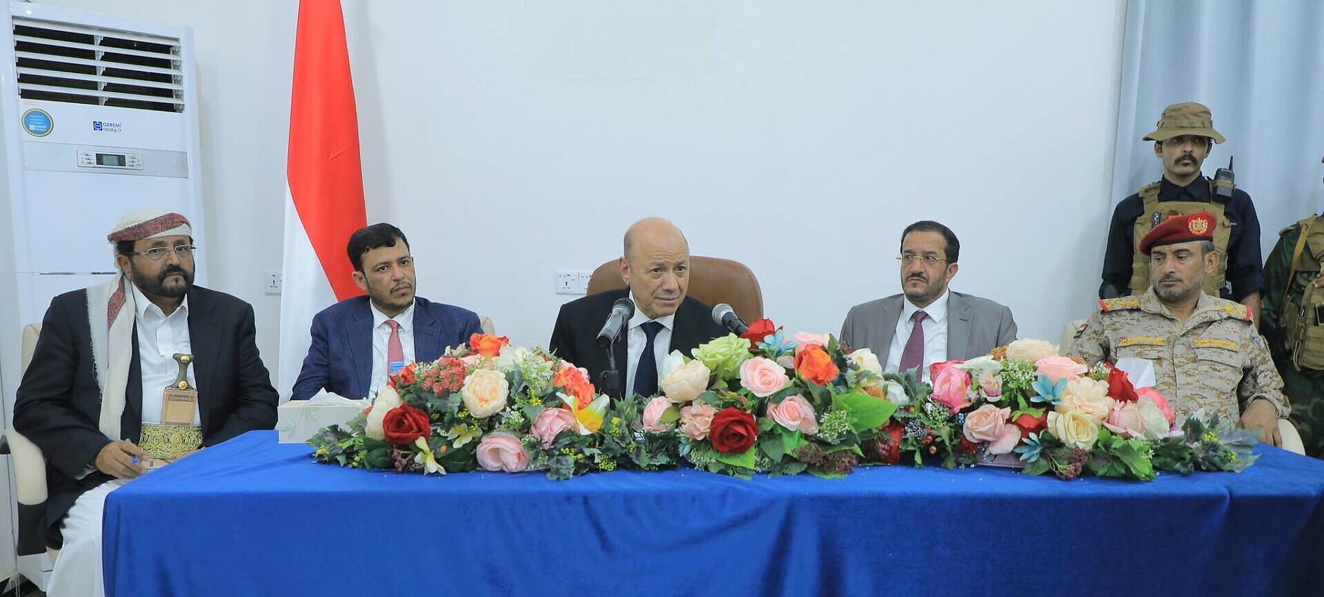 خيارات صعبة أمام المجلس الرئاسي والحكومة لإيقاف انهيار العملة