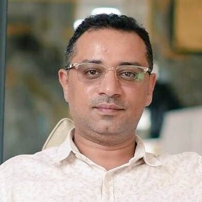 قوات أمنية تابعة للمقاومة الوطنية في المخاء تعتقل الصحفي عادل النزيلي وتقتاده إلى معتقل في مديرية الخوخة