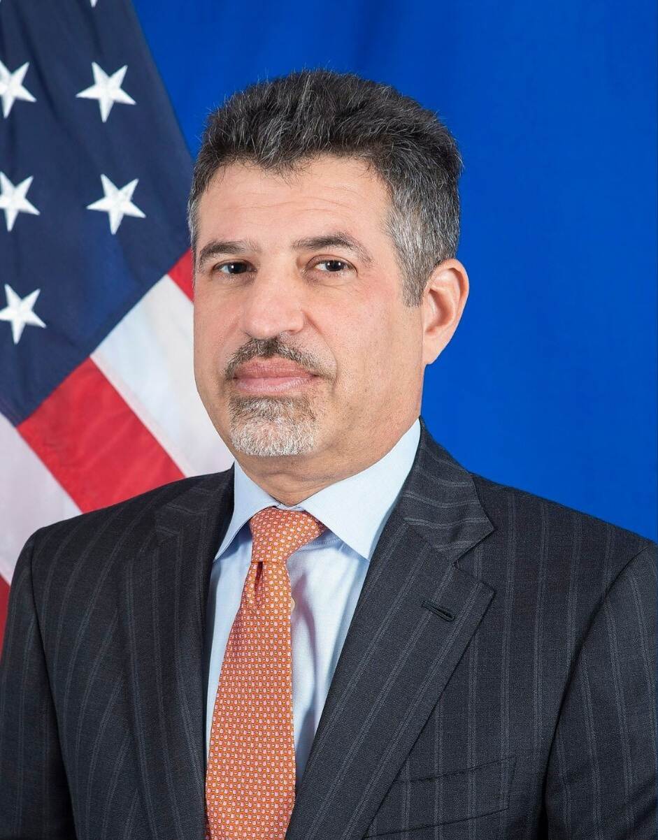 السفير الأمريكي يتهم الحوثيين بإحتجاز العاملين في السفارة الأمريكية كرهائن