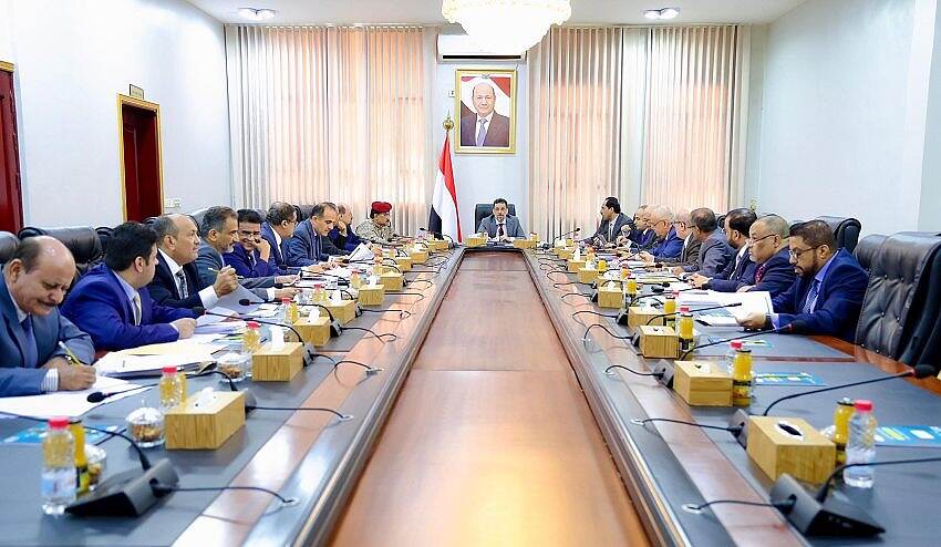وزير الدفاع في اجتماع للحكومة في عدن يوضح طبيعة التحشيدات الحوثية ومهام اللجنة الأمنية العليا في اسناد البنك المركزي