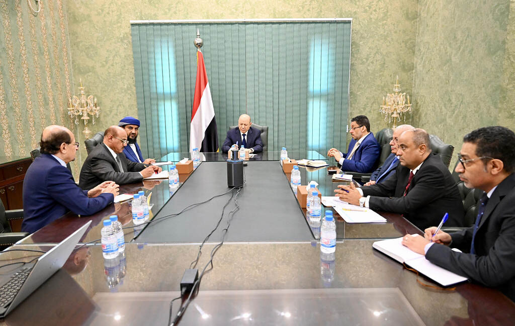 مجلس القيادة الرئاسي يؤكد حرص الدولة لتحمل كامل مسؤولياتها في التخفيف من وطأة الأوضاع المعيشية