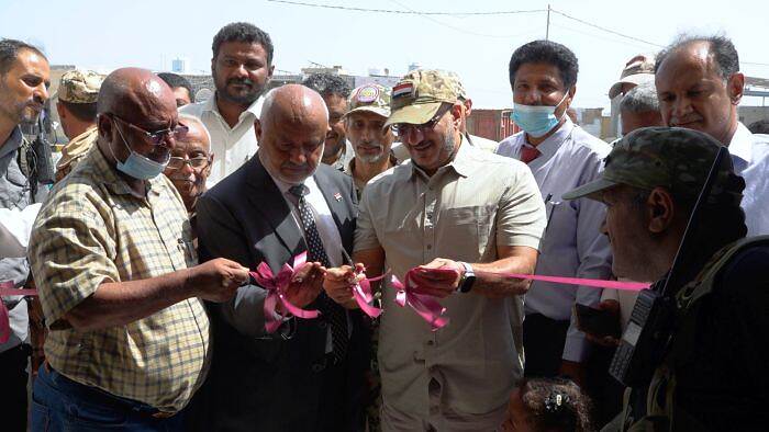 طارق صالح ومحافظ الحديدة يفتتحان مركز الغسيل الكلوي بمحافظة الحديدة