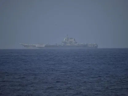 صور التقطت بواسطة الأقمار الاصطناعية توضح قيام الصين ببناء نموذج أولي لمفاعل نووي على الأرض لسفينة حربية سطحية.