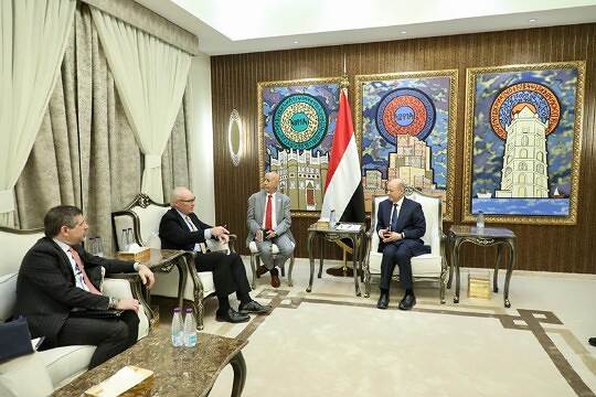 المبعوث الأمريكي إلى اليمن يلتقي رئيس المجلس الرئاسي ويناقشا الوضع اليمني وهجمات الحوثيين في البحر الأحمر