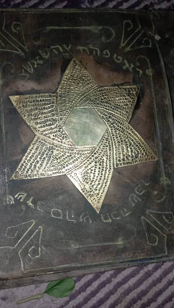 اللواء 22 ميكا يسطو على مخطوطة أثرية يهودية في محافظة تعز وتخوف من تهريبها وبيعها في مزادات الخارج