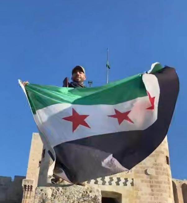 سقوط حلب في يد الفصائل المسلحة المدعومة من تركيا والجيش السوري ينسحب بشكل متسارع مما يثير التخوف على مصير سوريا
