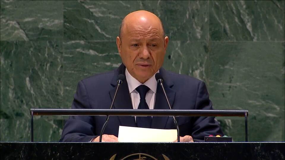 انزال صورة الرئيس رشاد العليمي في قاعة خصصت للإحتفال 2 ديسمبر في تعز  وألفت الدبعي تطالب الدهبلي وجامل بالإعتذار