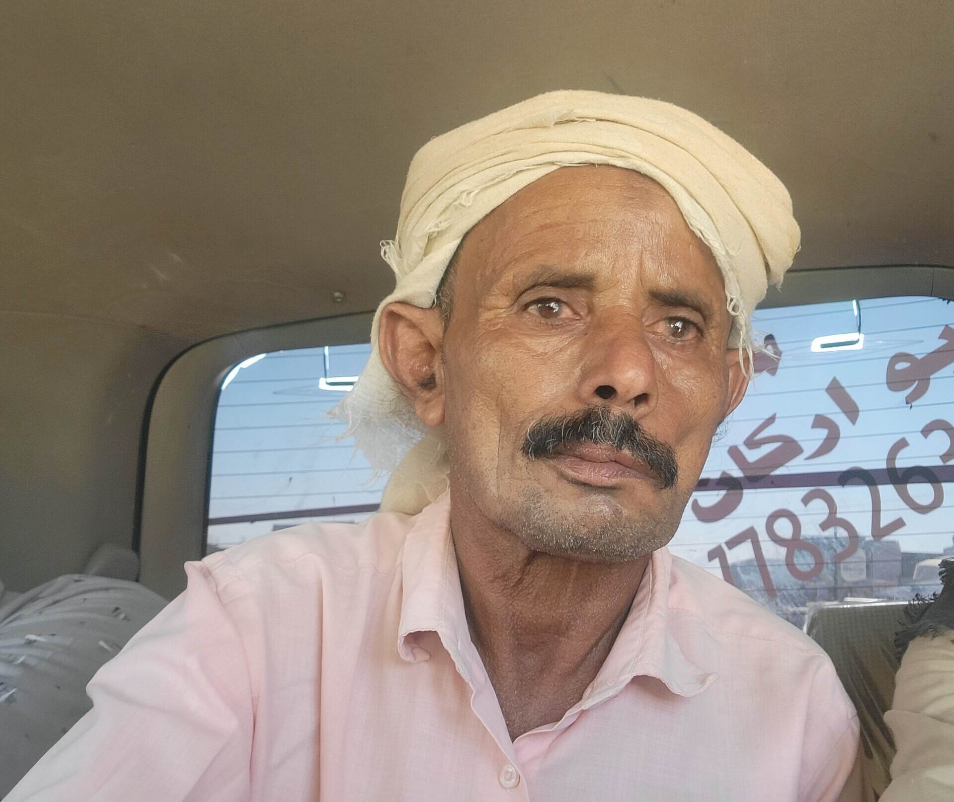 صالح سعيد أسقطت حالته من المساعدات المالية في مدينة العند رغم وضعه المعيشي واصابته بالجلطة والمرض. .