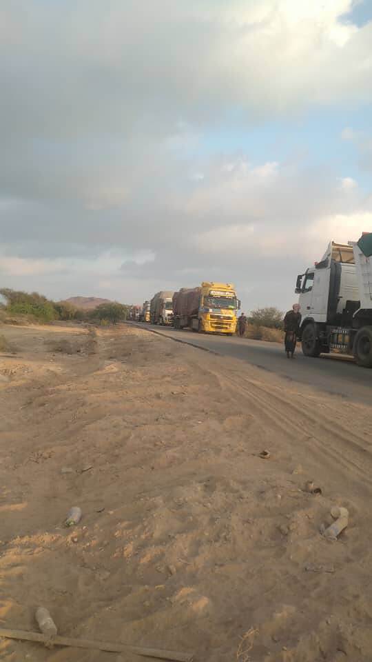 جنود في أبين يقطعون الخط الرابط بين عدن وأبين ويمنعون عبور الناقلات الكبيرة احتجاجا على عدم صرف مرتباتهم