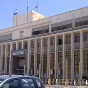 مسؤولان بالبنك المركزي لـ"رويترز": أزمة سيولة تهدد الاقتصاد اليمني ومعيشة المواطنين