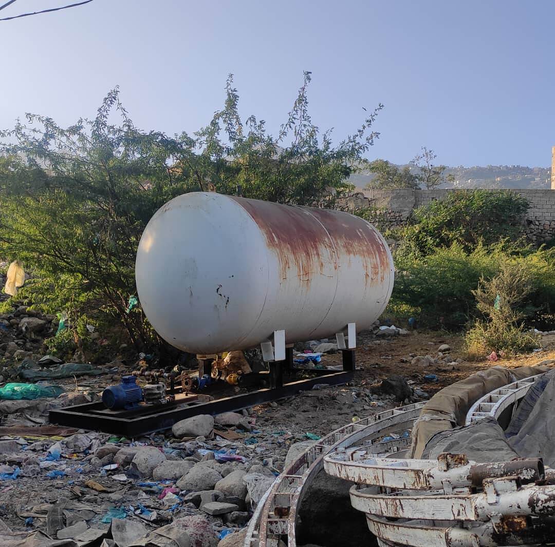 نجل مستشار محور تعز العسكري يبسط على ارضية " محرم"ويدشن طرمبة غاز