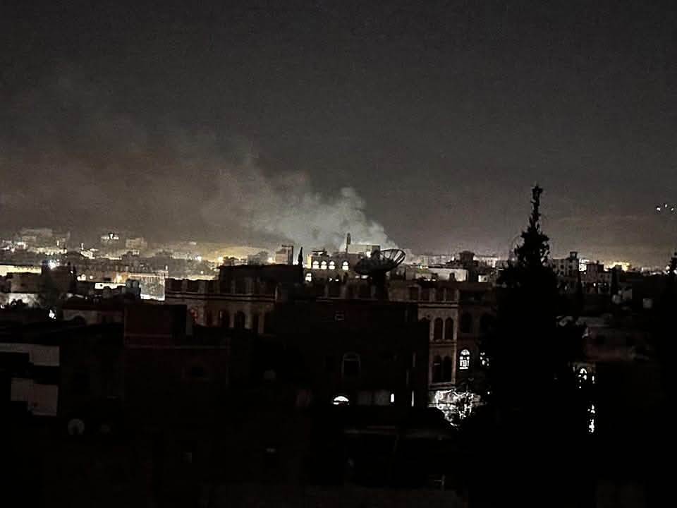 حريق في المركز الليبي التجاري في صنعاء وأضرار في صالة الالعاب ماجيكال سيتي