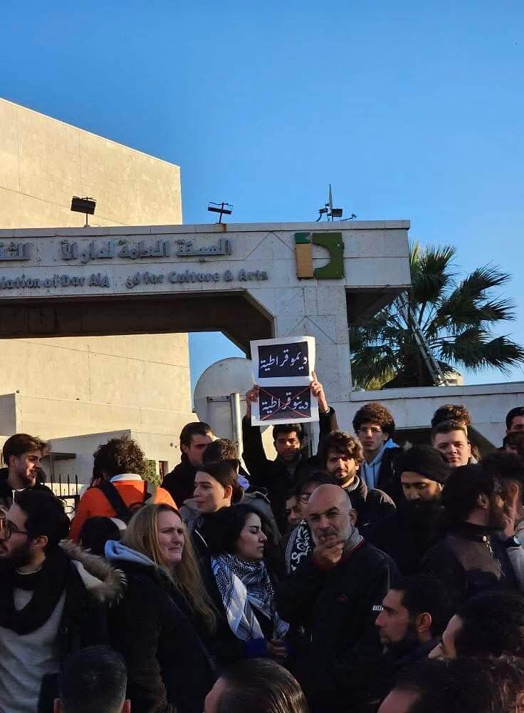 المئات في دمشق يطالبون بنظام مدني وإشراك النساء في الحياة العامة