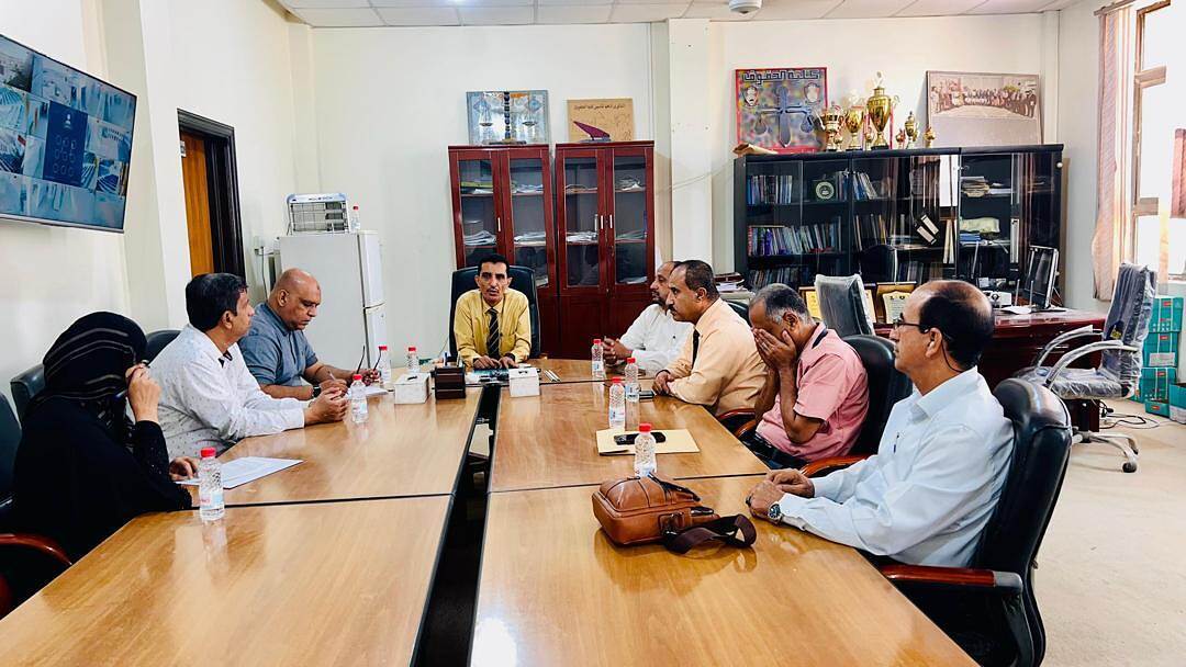 مجلس كلية الحقوق في جامعة عدن يعقد اجتماع للوقوف أمام عمليات الإعتداء على أراضي الجامعة