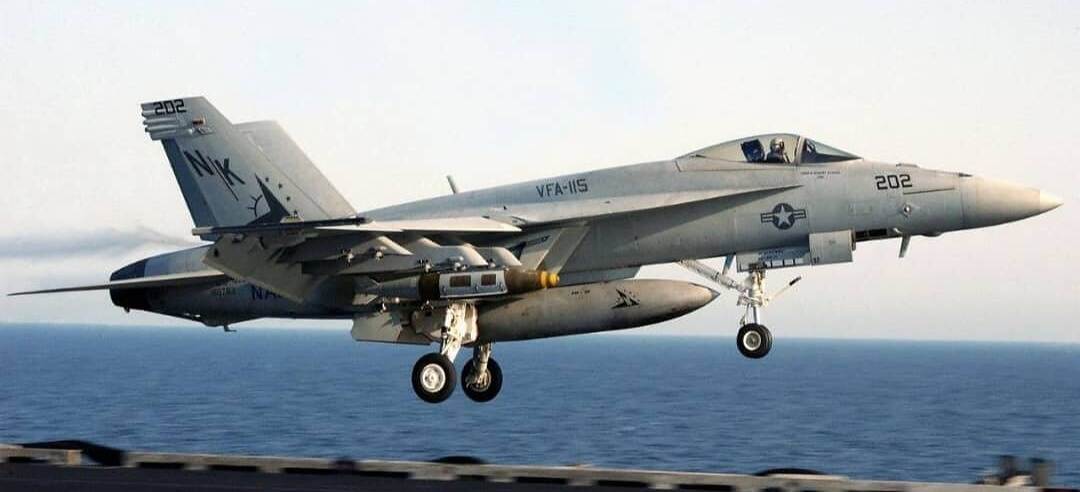 القيادة المركزية بالجيش الأمريكي تعلن سقوط طائرة من طراز F18  في البحر الأحمر بنيران صديقة ونجاة طياريها