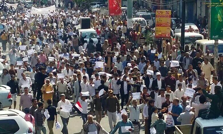 مسيرة احتجاجية في محافظة تعز للمعلمين تطالب بصرف مرتباتهم واعادة النظر في هيكل الأجور والمرتبات