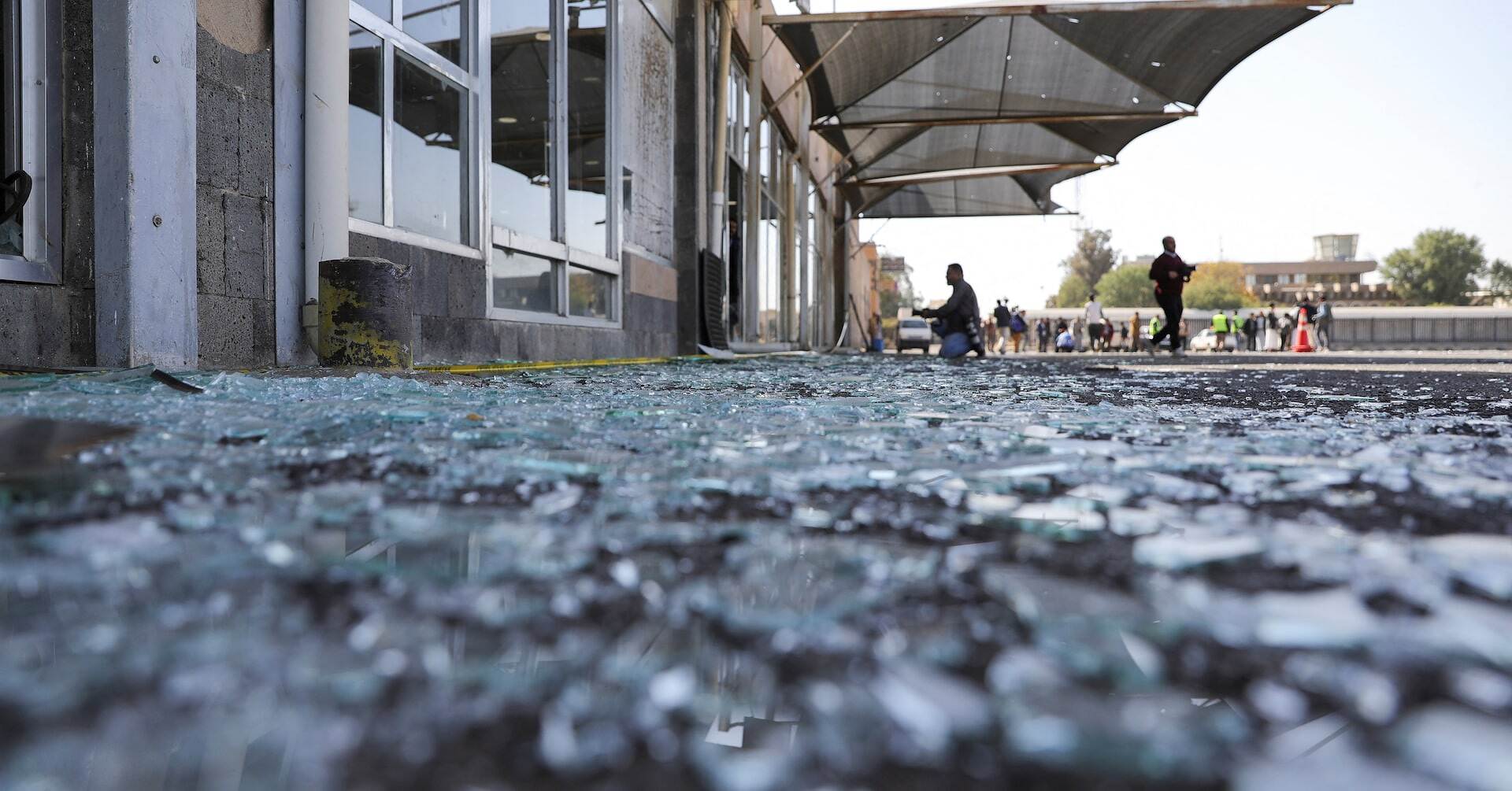 رئيس منظمة الصحة العالمية يصف المعاناة أثناء الضربة الإسرائيلية على مطار اليمن.