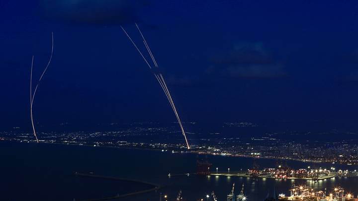 دوي صفارات الانذار في اسرائيل وتوقف حركة الطيران بعد اطلاق جماعة الحوثيين صاروخان باليستيين