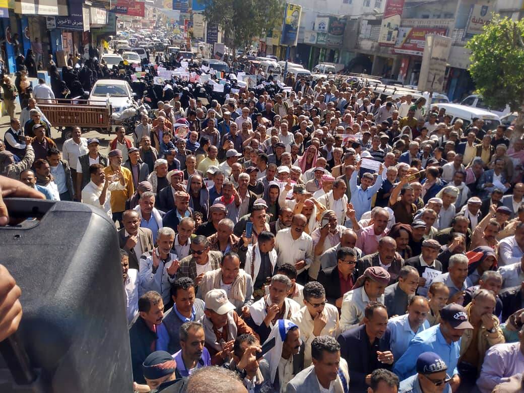 مسيرة للمعلمين والموظفين في تعز ترفض اي التفاف على مطالبهم المشروعة وتهدد بالتصعيد في الفترة المقبلة