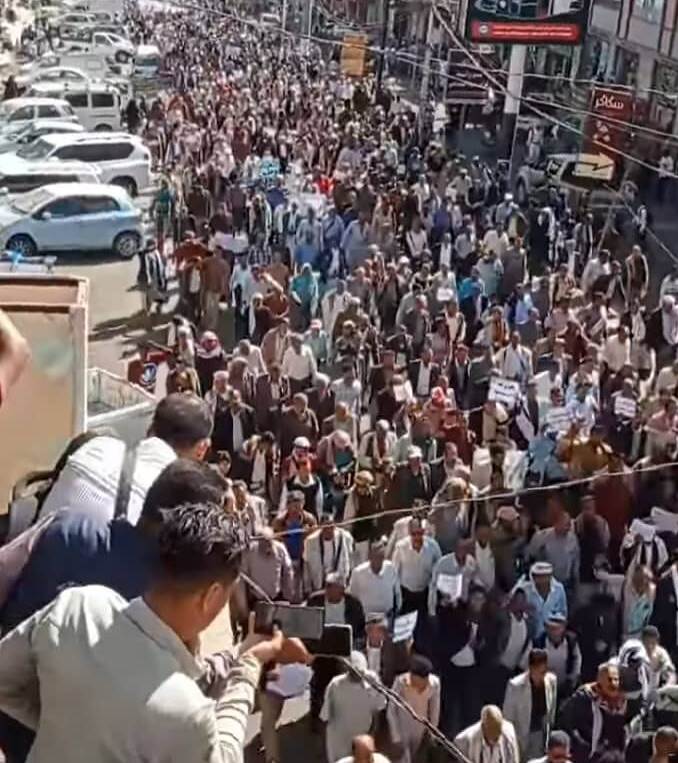 احتجاجات تعز تتوسع والمعلمون وهيئة التدريس في الجامعة يتوعدون بالإستمرار حتى تحقيق مطالبهم