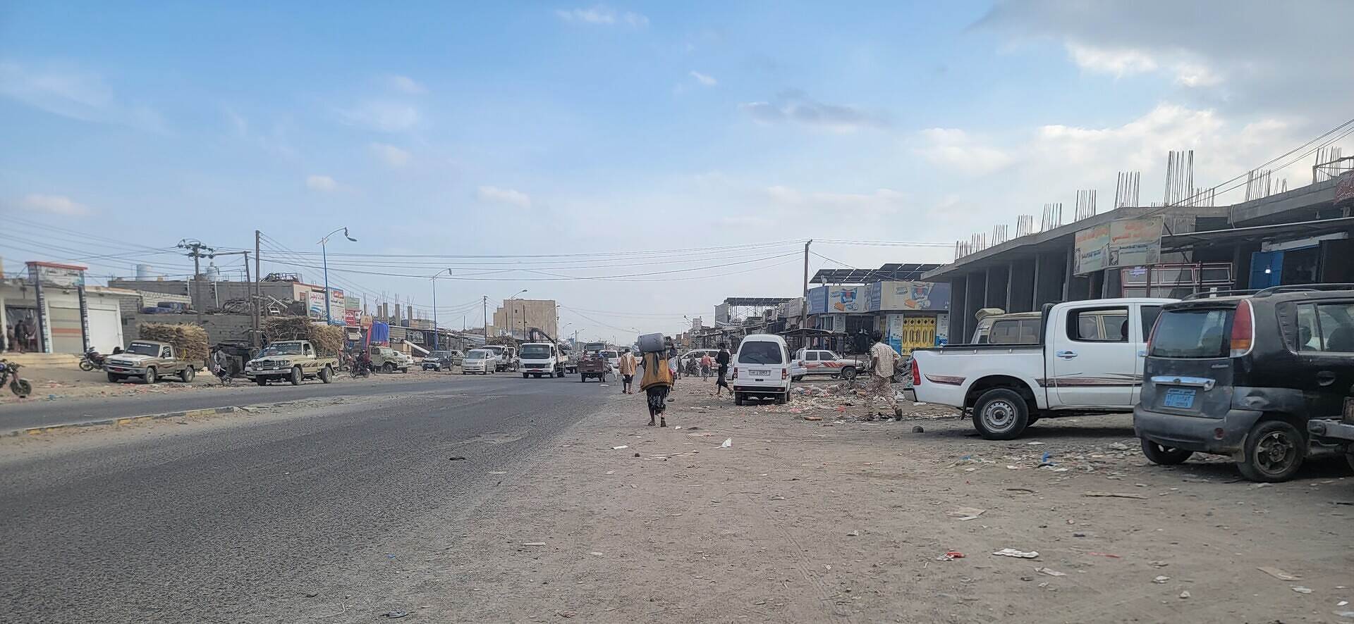 مطالبات في مدينة العند بإيجاد أسواق للخضر واللحوم ويعترضون على إزالة المفرشين وصنادق الباعة دون ايجاد البديل