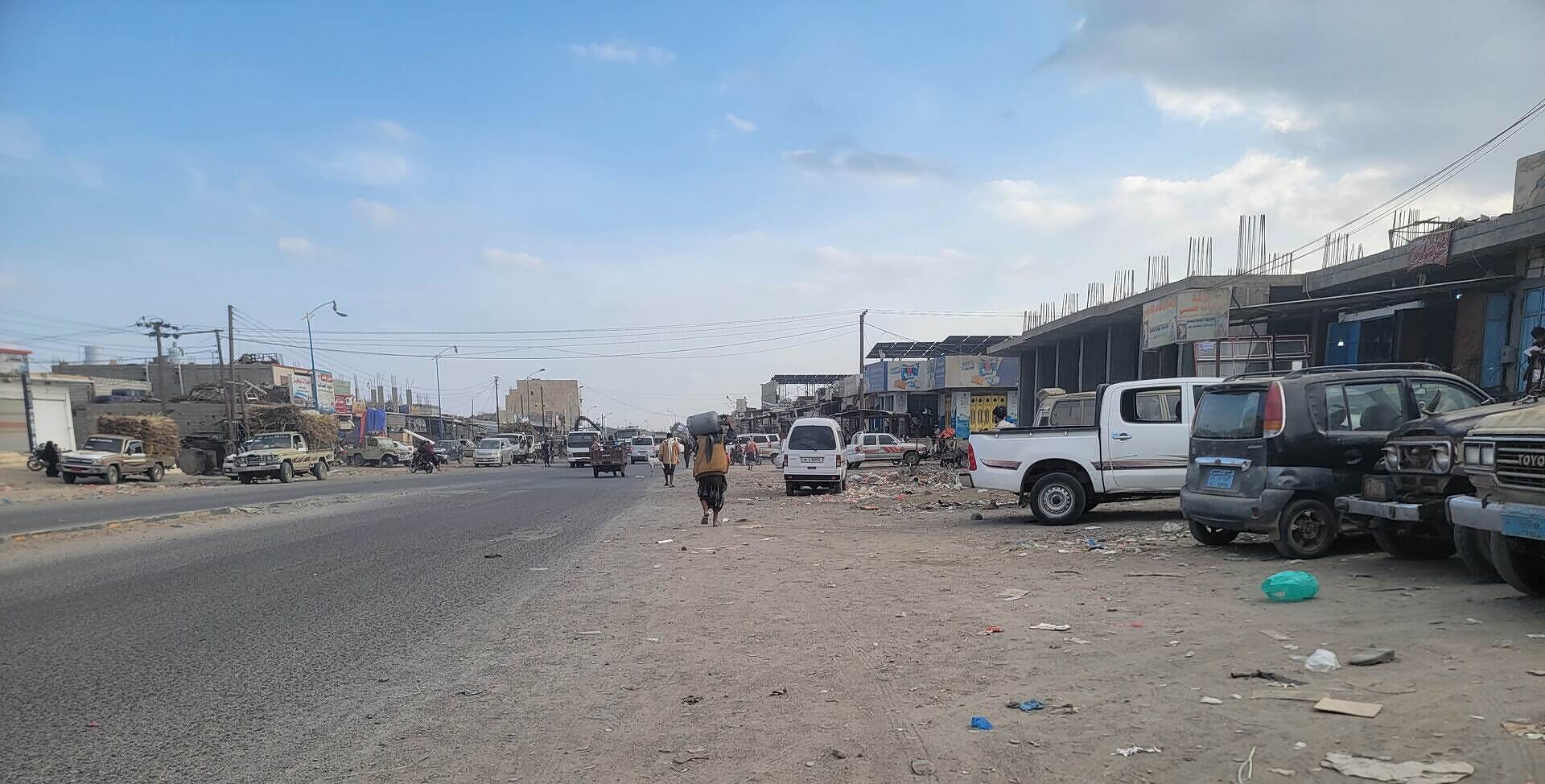 مطالبات في مدينة العند بإيجاد أسواق للخضر واللحوم ويعترضون على إزالة المفرشين وصنادق الباعة دون ايجاد البديل