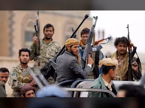 مسلحون حوثيون يهدمون منزل مواطن في حجة ويشردون أسرته وأطفاله