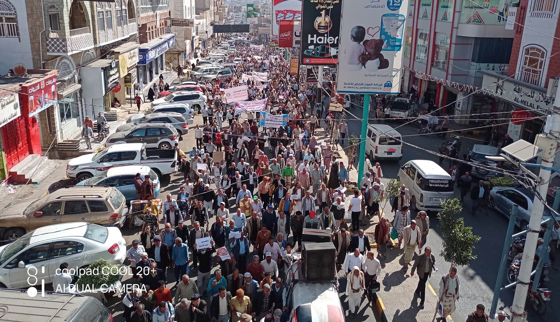 احتجاجات تعز تلتزم بإستمرار التصعيد وترفض معالجات رئيس الحكومة بإعتبارها تنتقص من مطالبهم