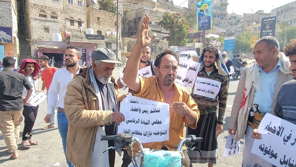 عصابة مسلحة يقودها مسؤول سابق في محافظة تعز تتقطع لناقلات الغاز في الحجرية