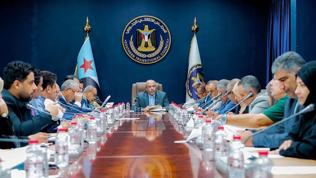 المجلس الإنتقالي يطالب بعودة المجلس الرئاسي والحكومة إلى عدن وتحمل مسؤولياتهما اتجاه المواطنين