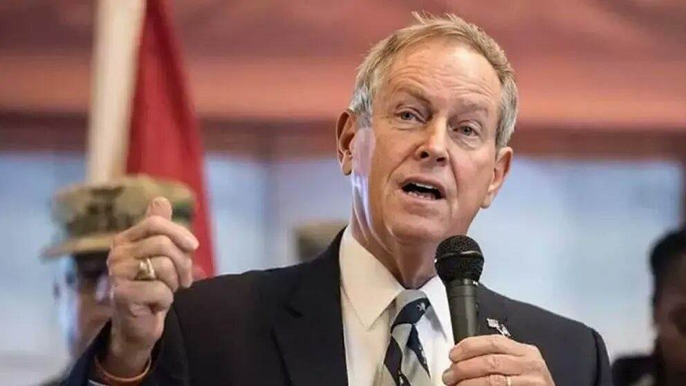 عضو في الكونغرس الأمريكي يطالب سلطنة عُمان بإغلاق مكتب الحوثيين ووقف أنشطتهم المالية.