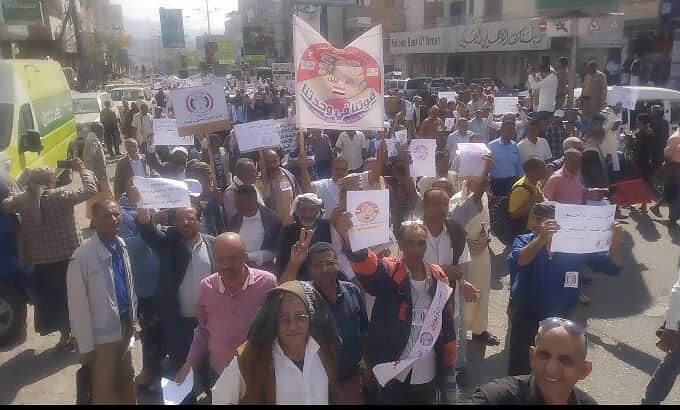استمرار الاحتجاجات في تعز وخروج مظاهرة شارك فيها موظفون ومعلمون للمطالبة برفع رواتبهم