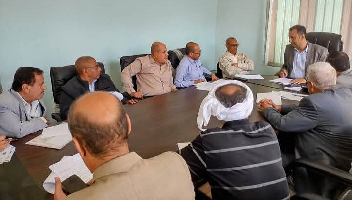 مدير مكتب ضرائب تعز يطالب البنوك بعدم تمرير أي معاملات مالم تكن مصحوبة بشيك الضريبة