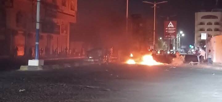 احتجاجات في عدن ترفض انهيار الخدمات وانقطاع الكهرباء واتهامات للرئاسي والحكومة بالفشل والفساد