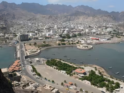 سلطة عدن توقف مدير شرطة الممدارة وتوجّه بالتحفظ على متورطين في قضية اغتصاب طفل