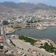 سلطة عدن توقف مدير شرطة الممدارة وتوجّه بالتحفظ على متورطين في قضية اغتصاب طفل