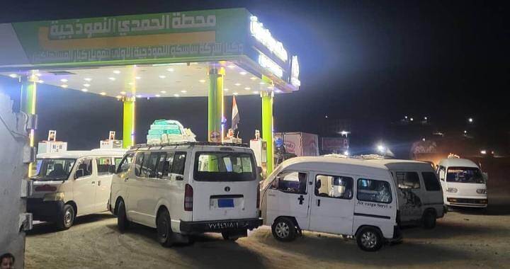 احتجاجات غاضبة في تعز من قبل سائقي الحافلات تنديداً بتعسفات مسؤول محلي